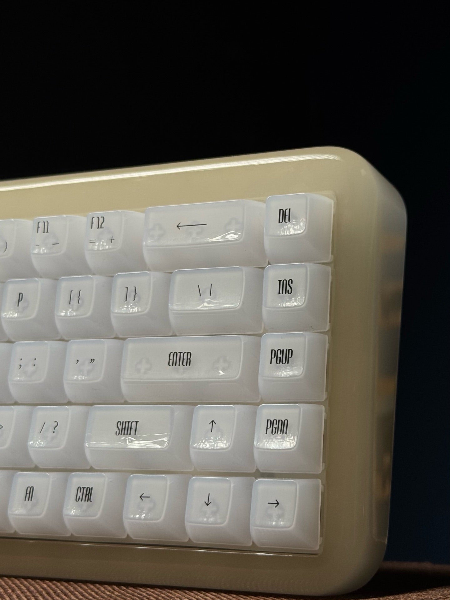 AKKO YU01 ( WHITE JADE ) RESIN KEYBOARD
